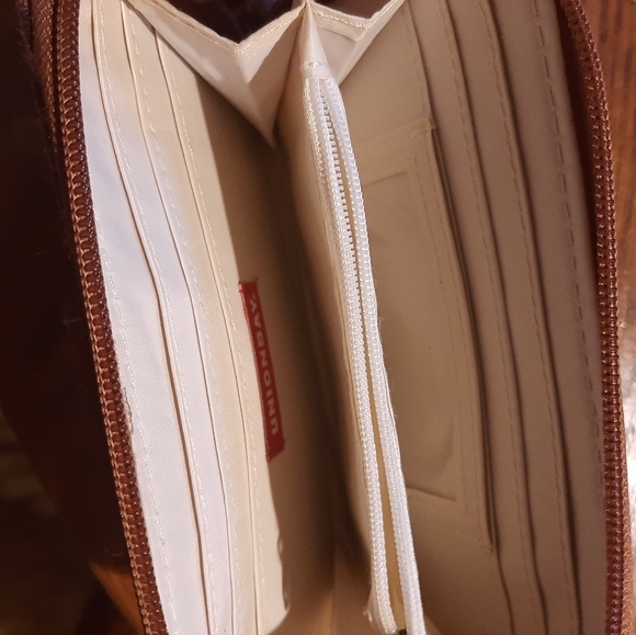 ❤Union Bay Wristlet Bundle any 2 $15 items for $25.❤ - Picture 3 of 4